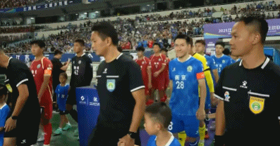 img, 王凯旋门前