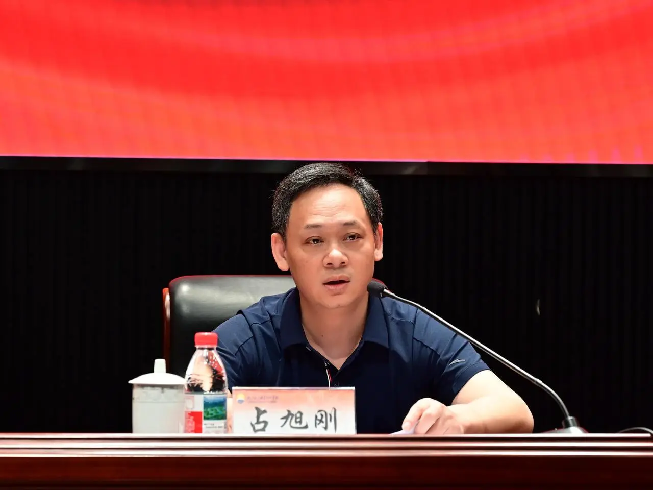 仅剩, 会舞台上迎